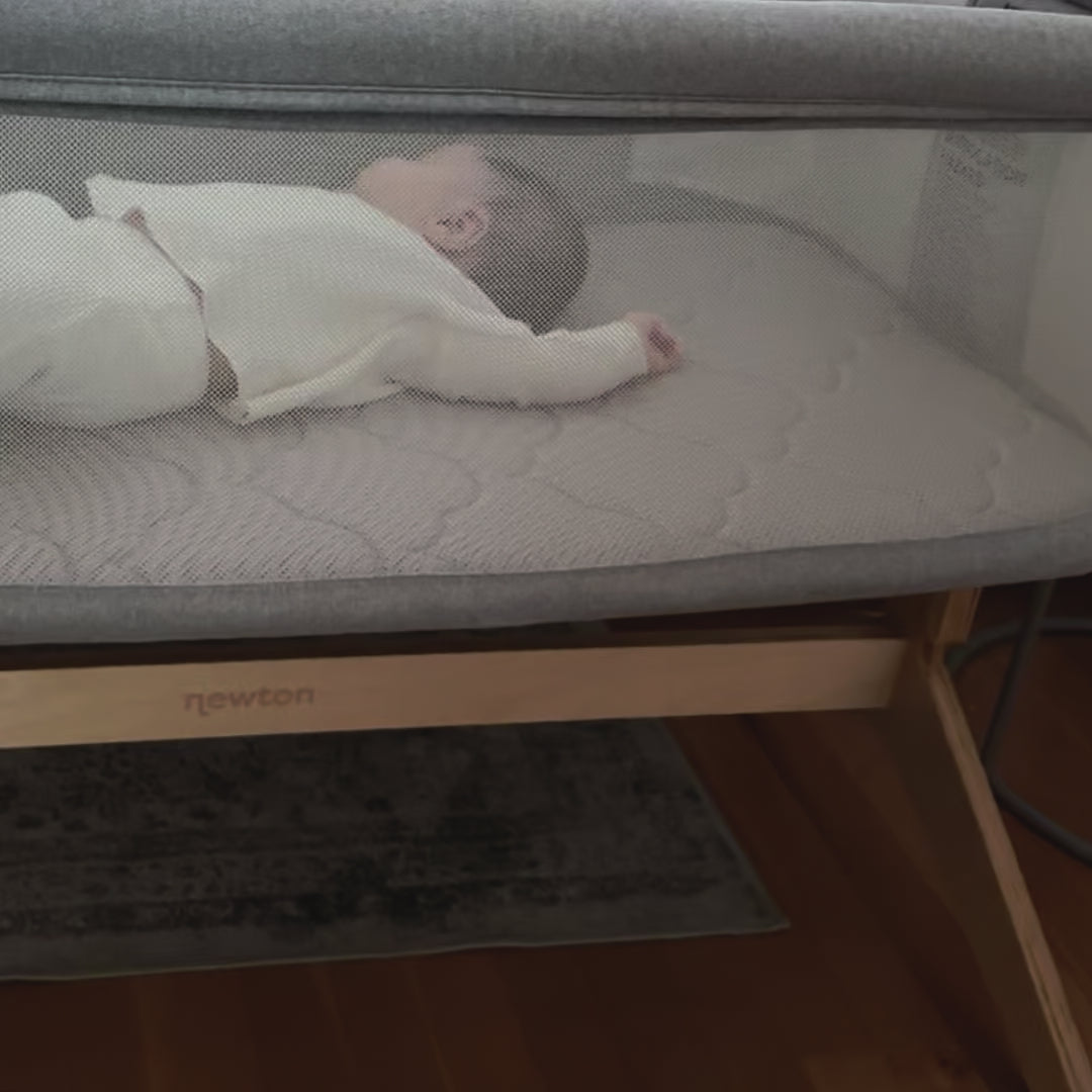 panning camera shot of a baby lying asleep in the newton bassinet & bedside sleeper 